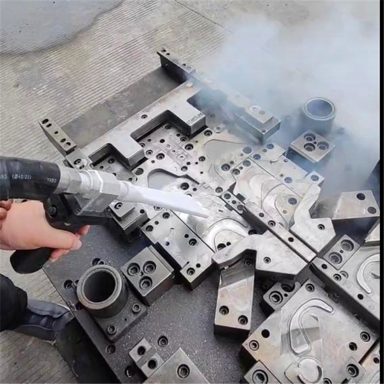 干冰清洗：汽車發動機積碳的環保清潔解決方案